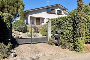 Villa di 331 m² con più di 5 locali e box auto dop