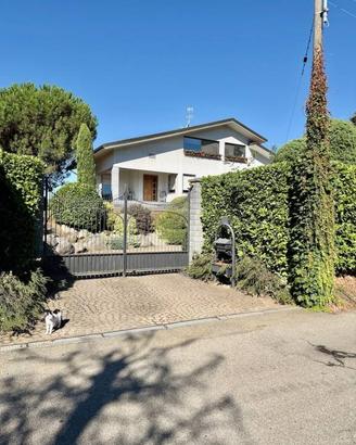 Villa di 331 m² con più di 5 locali e box auto dop