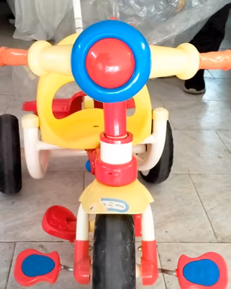 Triciclo bambino/a multicolore