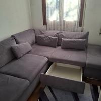 Divano letto angolare con cassetto estraibile.