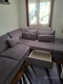 Divano letto angolare con cassetto estraibile.