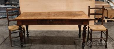 tavolo in legno con sedie