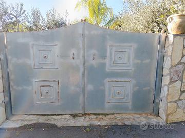 Cancello in ferro zincato a doppia anta battente