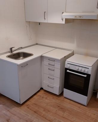 Cucina IKEA angolare con piano cottura/forno gas