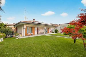Villa di 231 m² con più di 5 locali e box auto dop