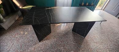 Tavolo effetto marmo in legno lucido 