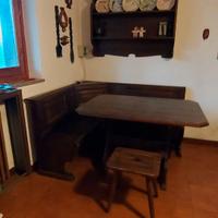 Panca con tavolo e piattaia