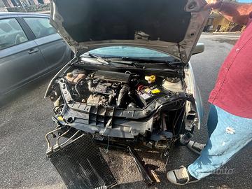 Vedo pezzi di ricambio ford fiesta 2005