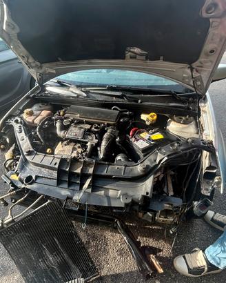 Vedo pezzi di ricambio ford fiesta 2005