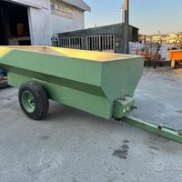 Rimorchietto da uva con coclea sottostante