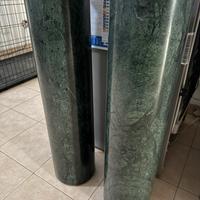 Colonne in marmo pieno con venature