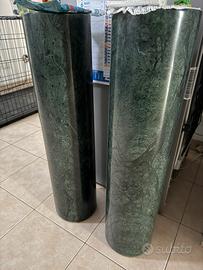 Colonne in marmo pieno con venature