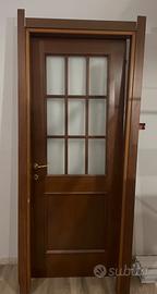 Porta in legno di noce
