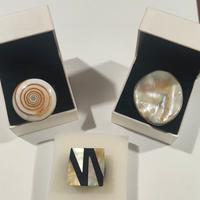 set di 3 anelli madreperla e conchiglia 