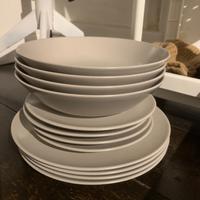 Servizio piatti grigi nuovi