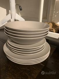 Servizio piatti grigi nuovi