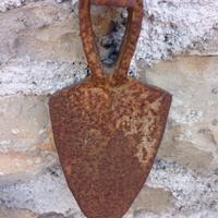 Zappa da giardino molto datata.