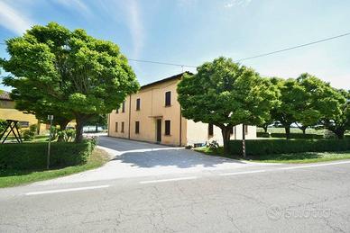 Rustico / Casale di 798 m² con più di 5 locali e b