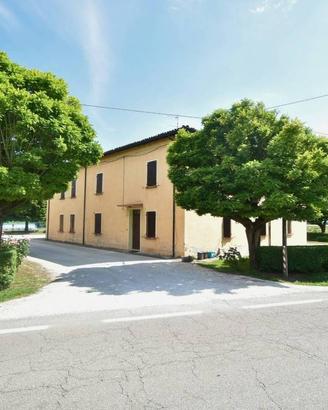 Rustico / Casale di 798 m² con più di 5 locali e b
