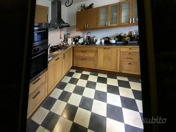 Cucina legno solido.