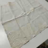tovagliolo antico ricamato a mano