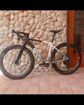 Canyon Gravel CFR AXP, senza pedali.