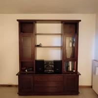 Libreria con vetrina arte povera