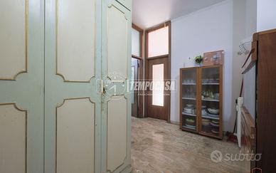 AMPIO 4 LOCALI (CON POSSIBILITÀ DI 5° LOC) ZONA BA