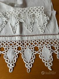 Asciugamani ricamato con pizzo