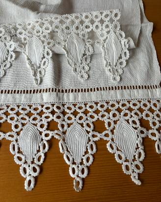 Asciugamani ricamato con pizzo