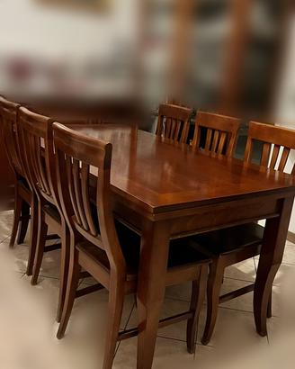 Tavolo in legno con 6 sedie