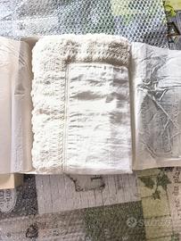 Lenzuola e federe anni 1960 ricamate a mano