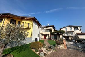 VILLA A SCHIERA D'ANGOLO A CORTE FRANCA