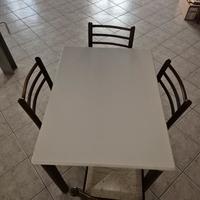 Tavolo da cucina bianco e nero con 4 sedie