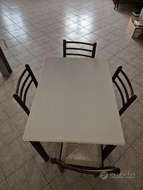 Tavolo da cucina bianco e nero con 4 sedie