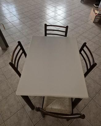 Tavolo da cucina bianco e nero con 4 sedie