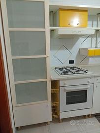 Cucina in buone condizioni con elettrodomestici