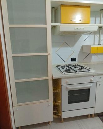 Cucina in buone condizioni con elettrodomestici