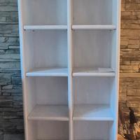 libreria bianca. decorazione cuore