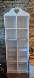 libreria bianca. decorazione cuore