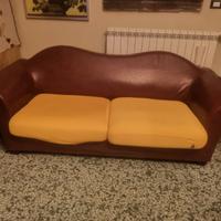 Divano in similpelle rosso bordeaux 