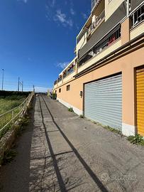 Magazzino/ garage con spazio esterno