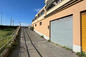 Magazzino/ garage con spazio esterno