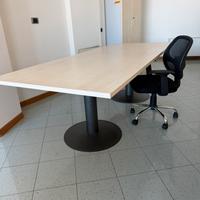 Scrivania in legno con piedi tondi