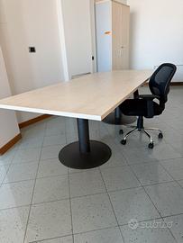 Scrivania in legno con piedi tondi