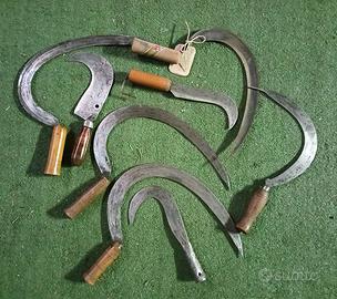 Set di 8 falcetti antichi della civiltà contadina