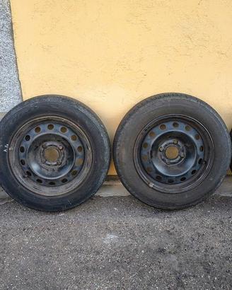 4 pneumatici estivi 165/70 R14 su cerchi