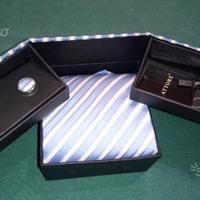 Scatola con cravatta, gemelli, fermacravatta