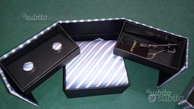Scatola con cravatta, gemelli, fermacravatta