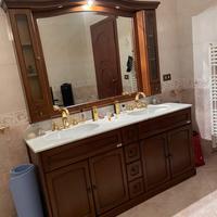 Arredamento Bagno con Specchio e in Marmo Carrara